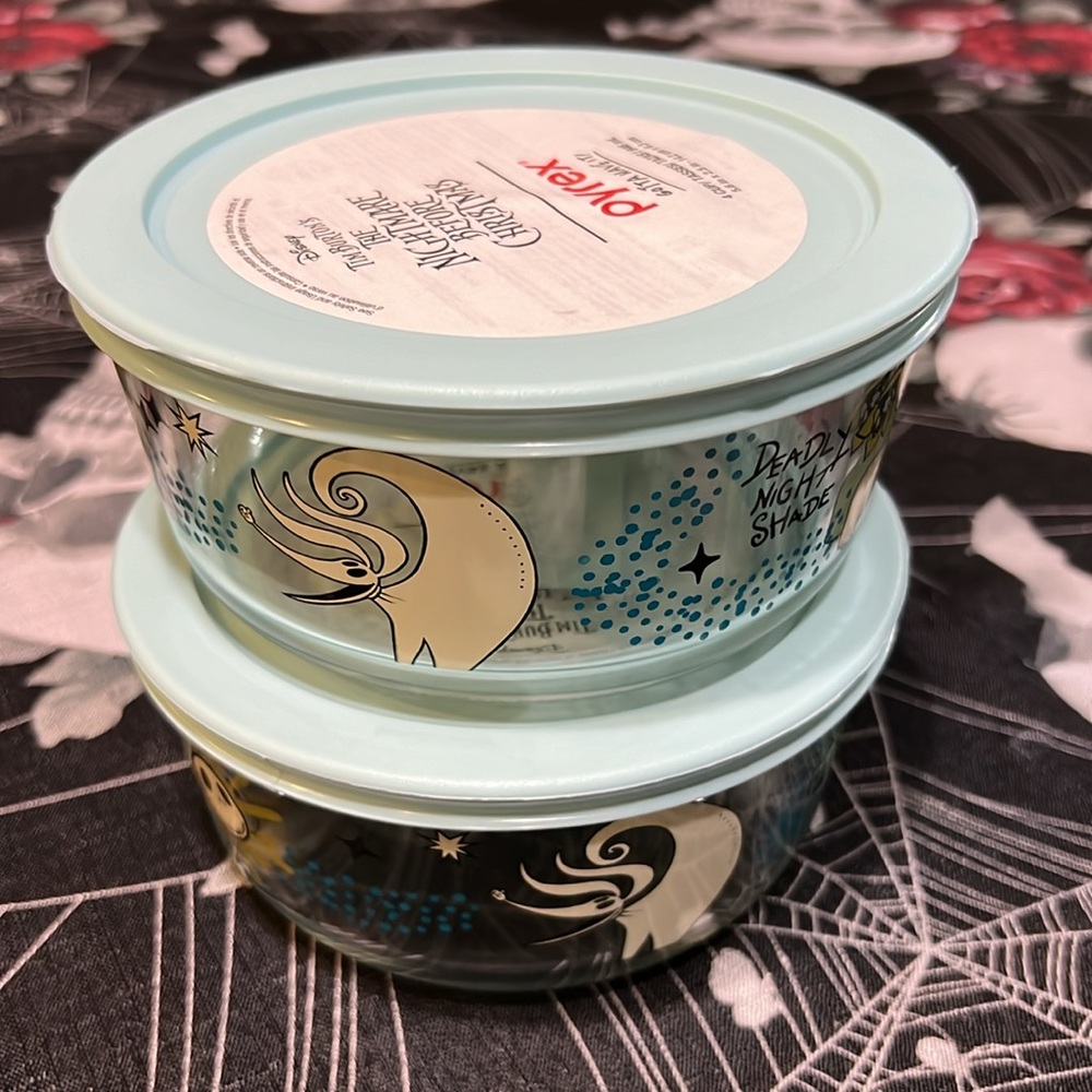 2 DISNEY Tim Burton’s The Nightmare Before Christmas PYREX 4 Cup Bowls W/Lids - Picture 9 of 12
